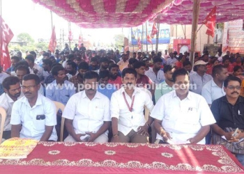 தொழிலாளர்கள் பணிகளை புறக்கணித்து தர்ணா போராட்டம்