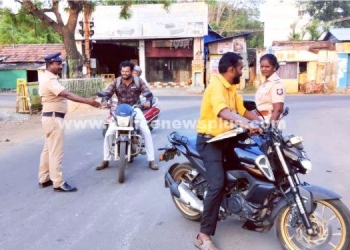 காவலர்கள் வாகன சோதனை