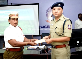 சிறப்பு சார்பு ஆய்வாளருக்கு வெகுமதி வழங்கிய S.P