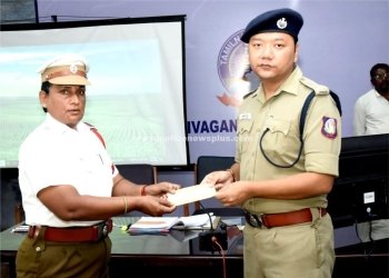 சிறப்பு சார்பு ஆய்வாளருக்கு வெகுமதி வழங்கிய S.P