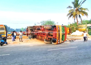 லாரி கவிழ்ந்து விபத்து போலீசார் விசாரணை