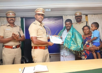 தங்க நகையை நேர்மையாக ஒப்படைத்த நபருக்கு பாராட்டு