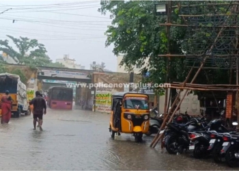 மழைநீர் தேங்கியதால் வாகனங்கள் செல்ல முடியாமல் தவிப்பு