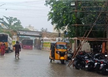 மழைநீர் தேங்கியதால் வாகனங்கள் செல்ல முடியாமல் தவிப்பு