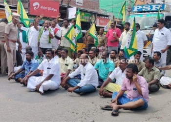 சாலையை சீரமைக்க கோரி விவசாயிகள் போராட்டம்