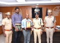 நேர்மையான செயலினை பாராட்டிய காவல் ஆணையர்