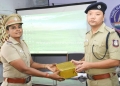 காவல் நிலைய ஆய்வாளருக்கு வெகுமதி வழங்கிய எஸ்.பி