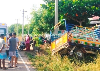 சரக்கு வாகனம் மீது கண்டைனர் மோதி விபத்து