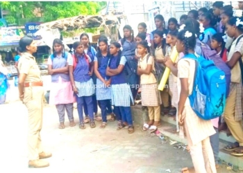 பள்ளி மாணவிகளுக்கு பாதுகாப்பு குறித்து விழிப்புணர்வு