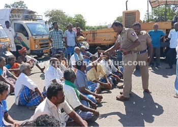 சாலை மறியலில் ஈடுபட்ட கிராம மக்கள்