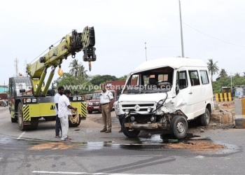 பிரேக் பழுதான லாரி, வேன் மீது மோதி விபத்து