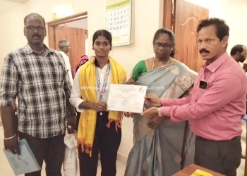 வெற்றி பெற்ற வெள்ளி பதக்கம் பெற்ற  மாணவிக்கு பொன்னேரி வட்டாட்சியர் பாராட்டு