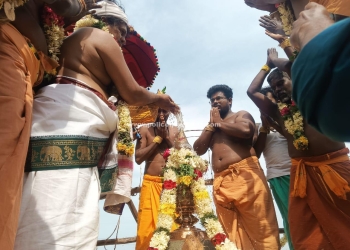 சோழவந்தான் அருகே அரியவீர ஸ்வாமி திருக்கோவில் கும்பாபிஷேகம்: பக்தர்கள் கூட்டம்