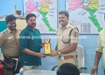 திண்டுக்கல் காவல் நிலையத்தில் குற்ற சம்பவங்களில் சிறப்பாக பணியாற்றிய காவலர்களை பாராட்டிய டிஎஸ்பி