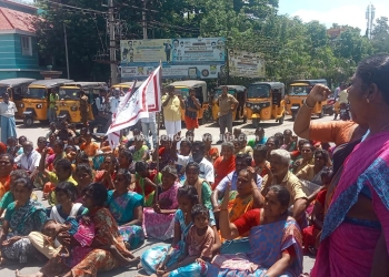 பெண் கொலைக்குப் எதிராக மாதர் சங்கம் சாலை மறியல்