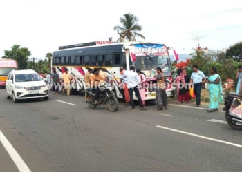 தனியார் பேருந்து டயர் வெடித்து விபத்து