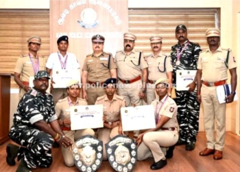 காவலர்களை பாராட்டிய காவல் ஆணையாளர்