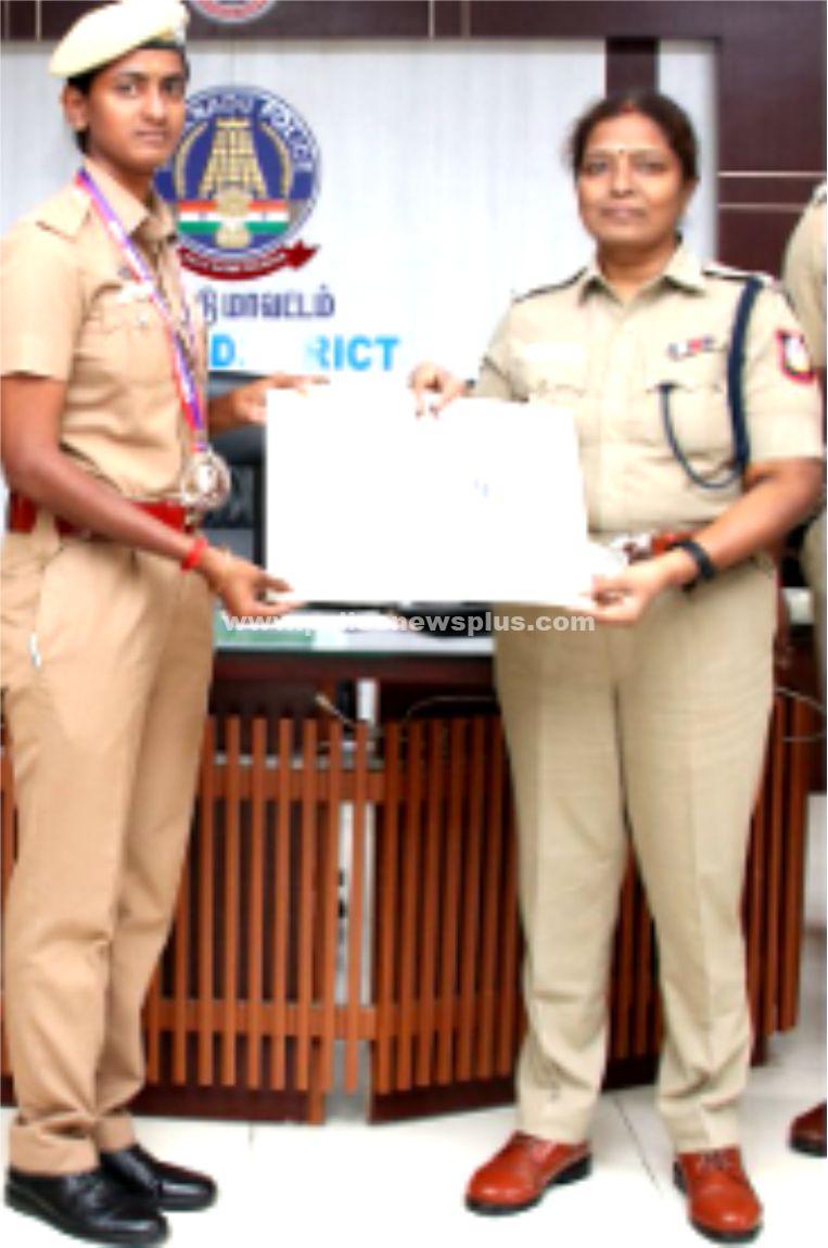 காவலர்களை பாராட்டிய எஸ்.பி