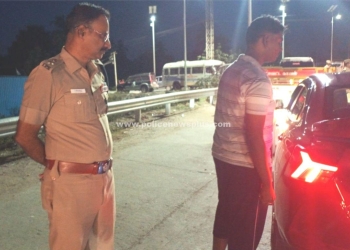 வாகனங்களை சோதனை செய்த எஸ்.பி