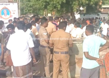 சாலை வசதி கோரி பள்ளி மாணவர்கள்  போராட்டம்