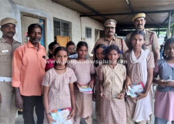 மாணவ மாணவிகளுக்கு உபகரணங்கள் வழங்கிய தீயணைப்பு அலுவலர்