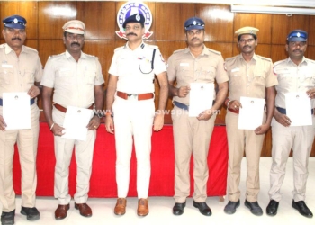 நற்சான்றிதழ் வழங்கி காவலர்களை பாராட்டிய எஸ்.பி