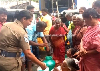 பெண்கள் சாலை மறியல் போராட்டம்