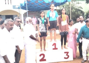 பள்ளியில் குறுவட்ட அளவிலான தடகள போட்டிகள்