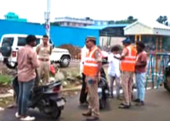 மாலை ரோந்துப் பணியை மேற்கொண்ட காவல் அதிகாரிகள்