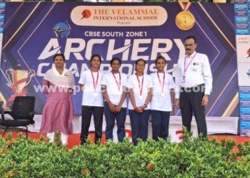 மாணவர்களுக்கு பதக்கங்கள் வழங்கிய பள்ளிக் குழும இயக்குனர்