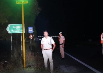 ஒளிரும் வேக வரம்பு கம்பங்களை ஆய்வு செய்த எஸ்.பி