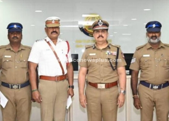 போலீசாரை பாராட்டி வெகுமதி வழங்கிய காவல் ஆணையாளர்