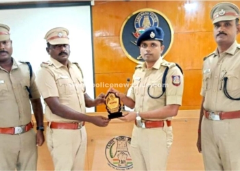 காவல் ஆய்வாளர்களுக்கு நினைவு பரிசு வழங்கிய எஸ்.பி