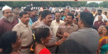 ஆட்சியர் அலுவலகம் முன்பு பொதுமக்கள் போராட்டம்