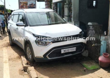 கார் வீட்டின் மீது மோதி விபத்து. போலீசார் விசாரணை