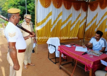 காவல்துறையினரின் கவாத்து பயிற்சியை பார்வையிட்ட எஸ்.பி