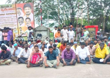 தொழிலாளர்கள் காத்திருப்பு போராட்டம்