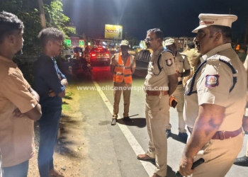 சோதனை சாவடியில் எஸ்.பி அதிரடி சோதனை