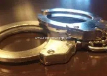 முதியோரை தாக்கி நகையை பறித்த இருவர் கைது