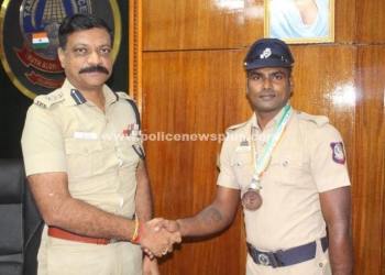 விளையாட்டுப் போட்டியில் பதக்கம் வென்ற காவலருக்கு பாராட்டு