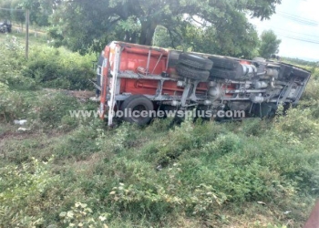 வாடிப்பட்டி அருகே பெட்ரோல் லாரி கவிழ்ந்து விபத்து