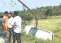 மின்கம்பத்தில் கார் மோதி விபத்து
