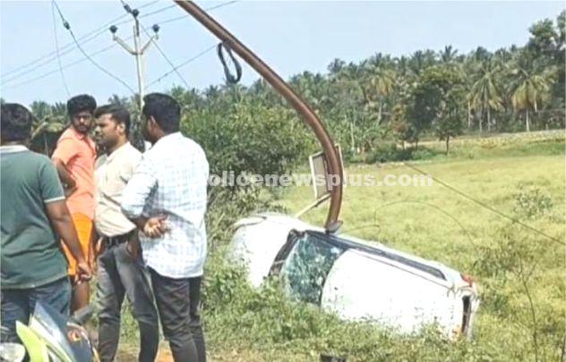 மின்கம்பத்தில் கார் மோதி விபத்து