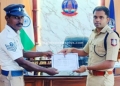 போக்குவரத்து காவலரை பாராட்டிய எஸ் பி