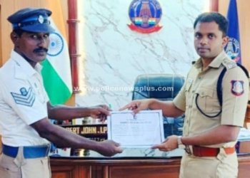 போக்குவரத்து காவலரை பாராட்டிய எஸ் பி