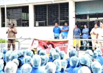 காவல்துறை சார்பில் தொழிற்சாலை ஊழியர்களுக்கு விழிப்புணர்வு