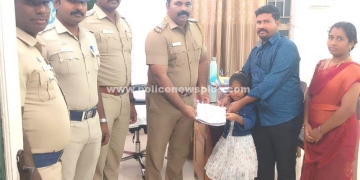 தவறி விழுந்த தங்கச் சங்கிலிகளை மீட்ட காவல்துறையினர்