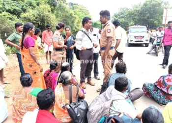 சாலை மறியல் போராட்டத்தில் ஈடுபட்ட பெண்கள்