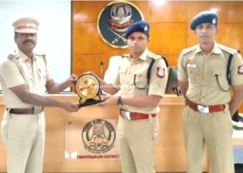 காவல் ஆய்வாளர்களுக்கு நினைவு பரிசு வழங்கிய எஸ்.பி
