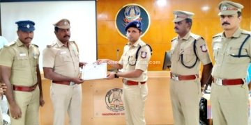காவல்துறையினருக்கு சான்றிதழ் வழங்கிய எஸ்.பி